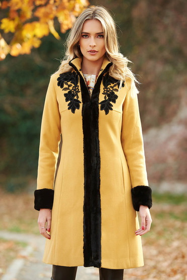 Palton LaDonna mustariu elegant cu un croi cambrat din lana captusit pe interior cu insertii de broderie cu insertii cu blana ecologica