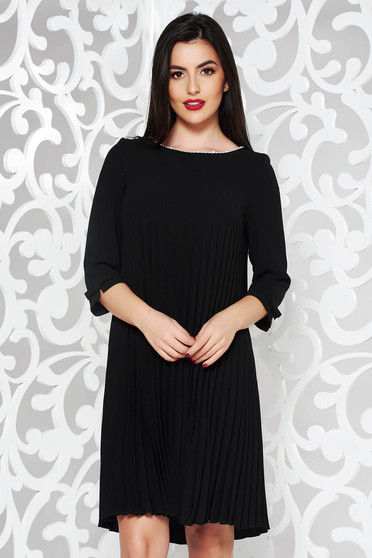 Rochie neagra eleganta cu croi larg din stofa neelastica plisata cu aplicatii cu perle