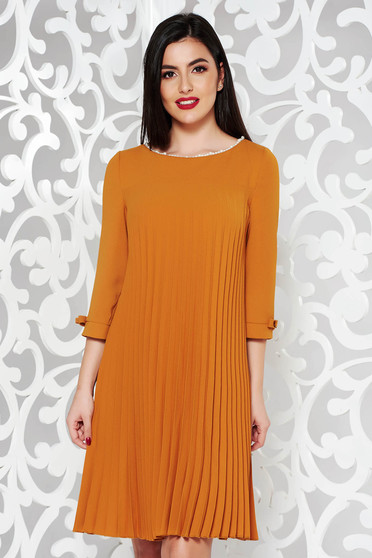 Rochie mustarie eleganta cu croi larg din stofa neelastica plisata cu aplicatii cu perle