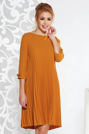 Rochie mustarie eleganta cu croi larg din stofa neelastica plisata cu aplicatii cu perle