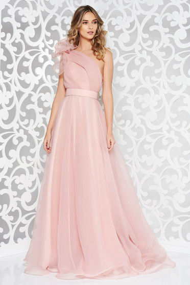 Rochie Ana Radu rosa de lux pe umar din tul captusita pe interior accesorizata cu cordon