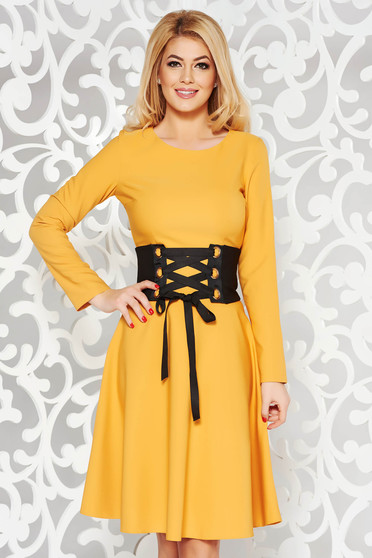Rochie LaDonna mustarie office in clos din stofa usor elastica accesorizata cu cordon
