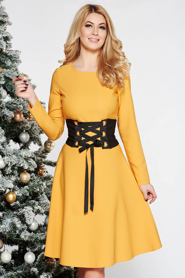 Rochie LaDonna mustarie office in clos din stofa usor elastica accesorizata cu cordon