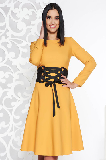 Rochie LaDonna mustarie office in clos din stofa usor elastica accesorizata cu cordon