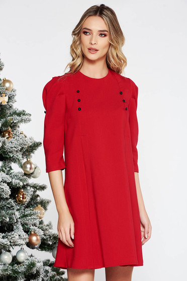 Rochie rosie de zi cu croi larg cu maneci trei-sferturi din stofa usor elastica accesorizata cu nasturi