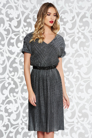 Rochie StarShinerS neagra de ocazie din material lucios captusita pe interior accesorizata cu cordon cu pietre stras
