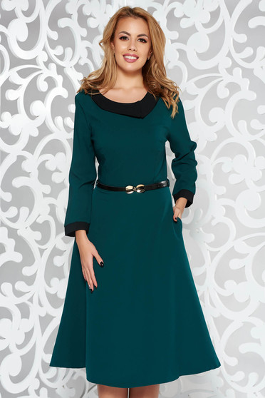 Rochie verde-inchis eleganta in clos din stofa subtire usor elastica cu accesoriu tip curea