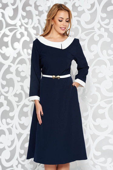 Rochie albastra-inchis eleganta in clos din stofa subtire usor elastica cu accesoriu tip curea