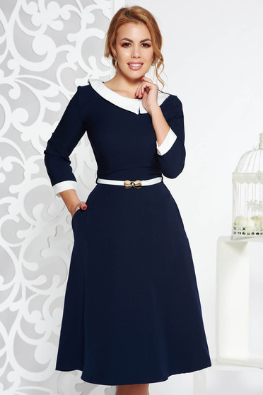 Rochie albastra-inchis eleganta in clos din stofa subtire usor elastica cu accesoriu tip curea
