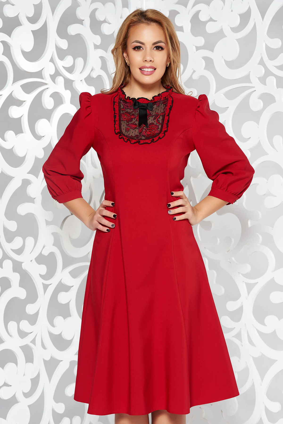 Rochie LaDonna visinie eleganta in clos din stofa subtire usor elastica cu aplicatii de dantela cu maneci bufante