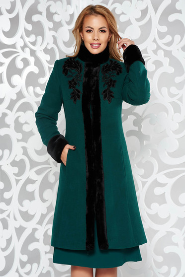 Palton LaDonna verde elegant cu un croi cambrat din lana captusit pe interior cu insertii de broderie cu insertii cu blana ecologica