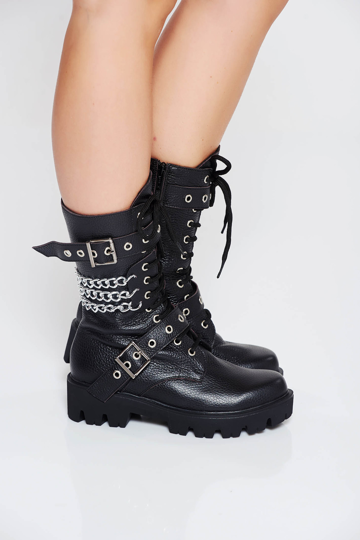 Ghete negru casual din piele naturala cu aspect metalic accesorizat cu catarame accesorizat cu lant metalic