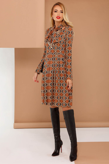 Rochie PrettyGirl maro de zi in clos din material catifelat cu maneci lungi