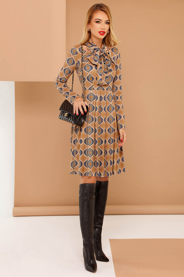 Rochie PrettyGirl crem de zi in clos din material catifelat cu maneci lungi