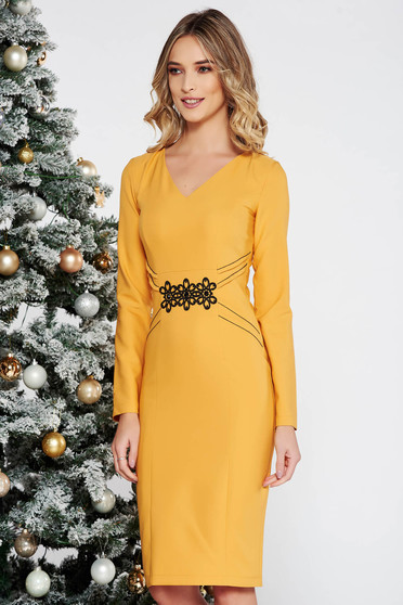 Rochie LaDonna mustarie eleganta tip creion din stofa subtire usor elastica cu insertii de broderie