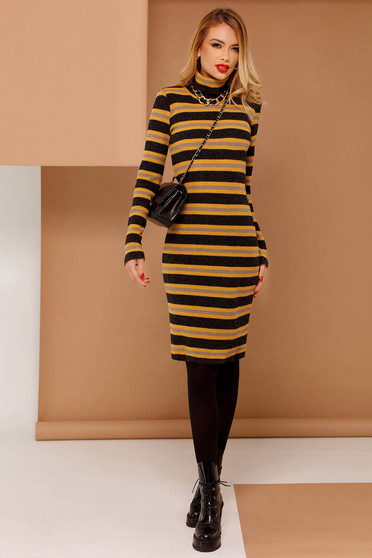 Rochie PrettyGirl mustarie casual cu un croi mulat din material tricotat cu maneci lungi