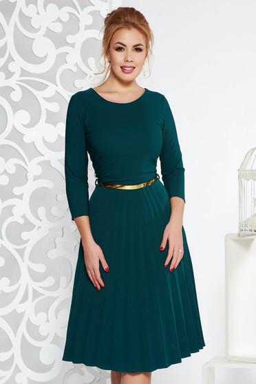 Rochie verde-inchis eleganta in clos plisata cu accesoriu tip curea din stofa elastica subtire