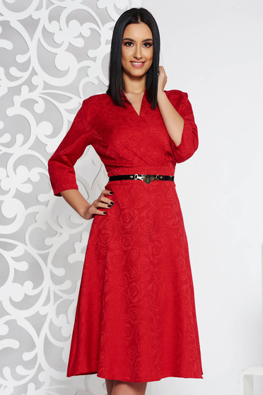 Rochie rosie eleganta in clos cu decolteu in v din stofa neelastica cu accesoriu tip curea