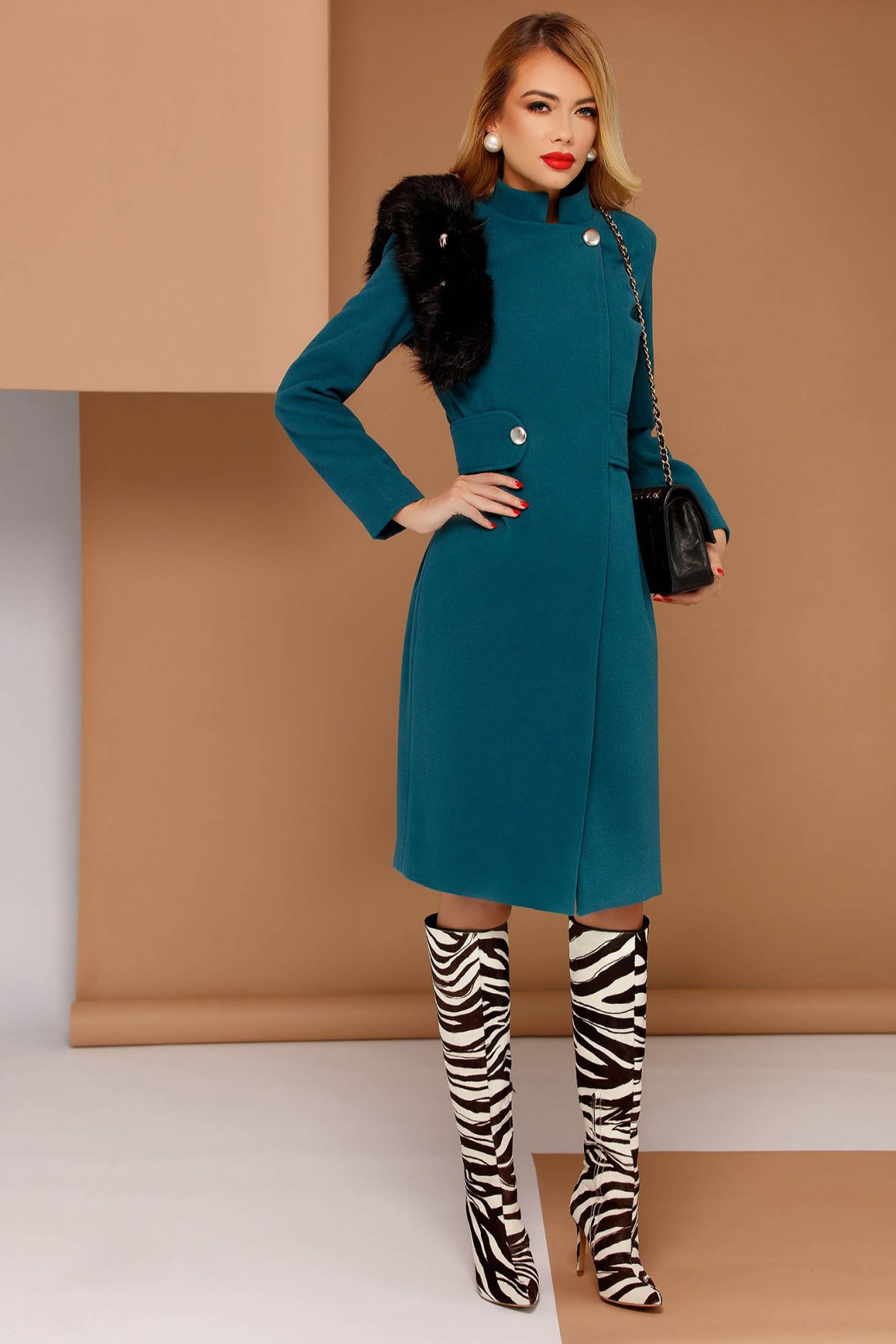 Palton PrettyGirl turcoaz elegant din stofa neelastica captusit pe interior cu insertii cu blana ecologica