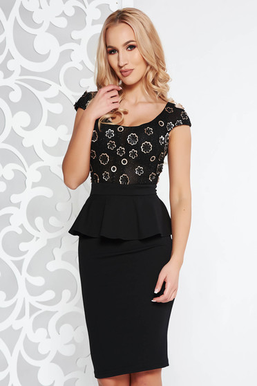 Rochie Fofy neagra de ocazie tip creion din material usor elastic cu peplum si aplicatii florale