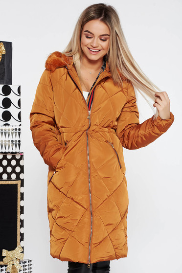 Geaca caramizie casual din fas captusita pe interior accesorizata cu blana ecologica
