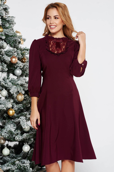 Rochie LaDonna mov eleganta in clos din stofa subtire usor elastica cu aplicatii de dantela cu maneci bufante