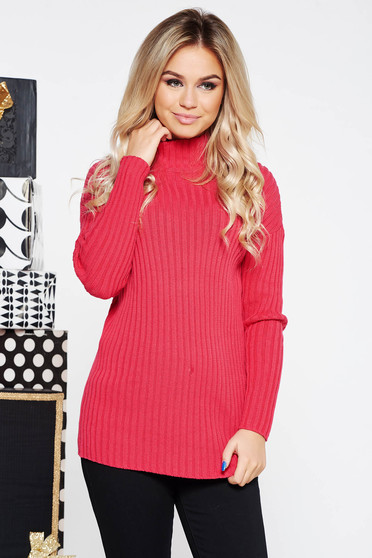 Pulover roz casual cu un croi mulat din material tricotat pe gat