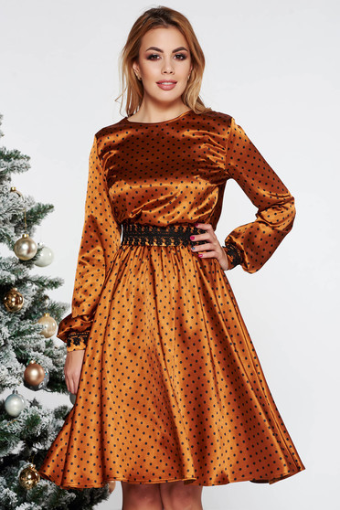 Rochie StarShinerS maro eleganta in clos din material satinat cu insertii de broderie accesorizata cu cordon