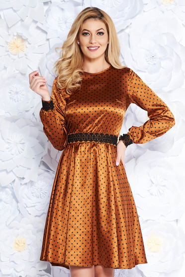 Rochie StarShinerS maro eleganta in clos din material satinat cu insertii de broderie accesorizata cu cordon