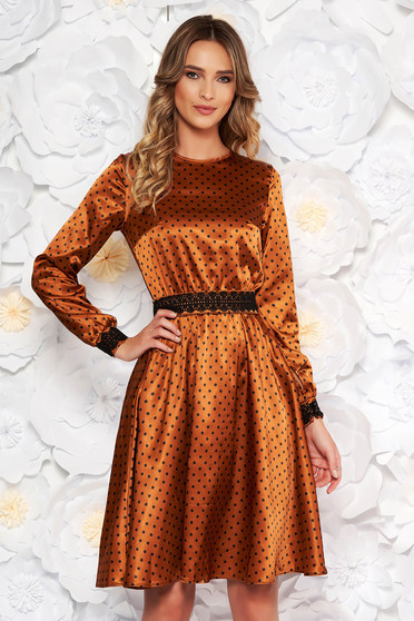 Rochie StarShinerS maro eleganta in clos din material satinat cu insertii de broderie accesorizata cu cordon