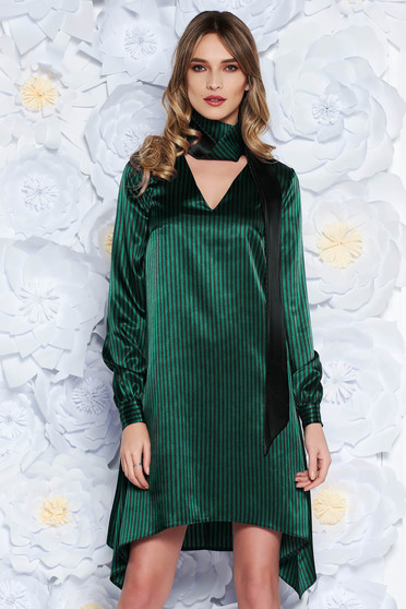 Rochie StarShinerS verde de party cu croi larg din material satinat accesorizata cu cordon