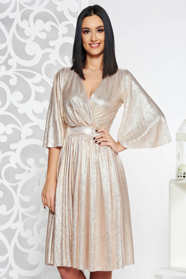Rochie StarShinerS crem de ocazie in clos din material lucios captusita pe interior cu decolteu in v