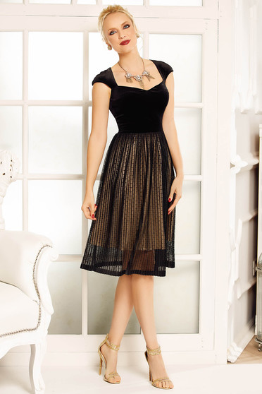 Rochie Fofy neagra de ocazie in clos cu maneca scurta cu decolteu