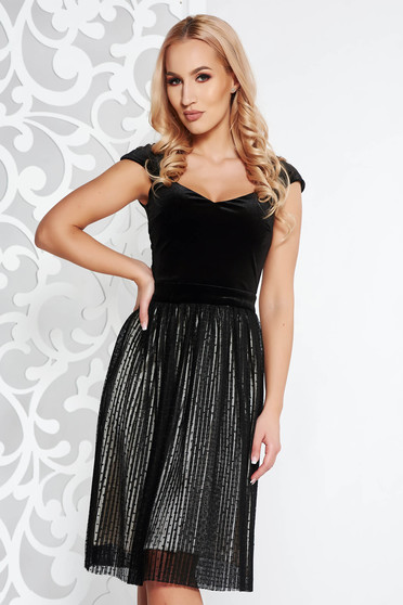 Rochie Fofy neagra de ocazie in clos cu maneca scurta cu decolteu