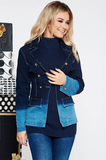 Geaca albastra casual cu un croi cambrat din denim accesorizata cu nasturi