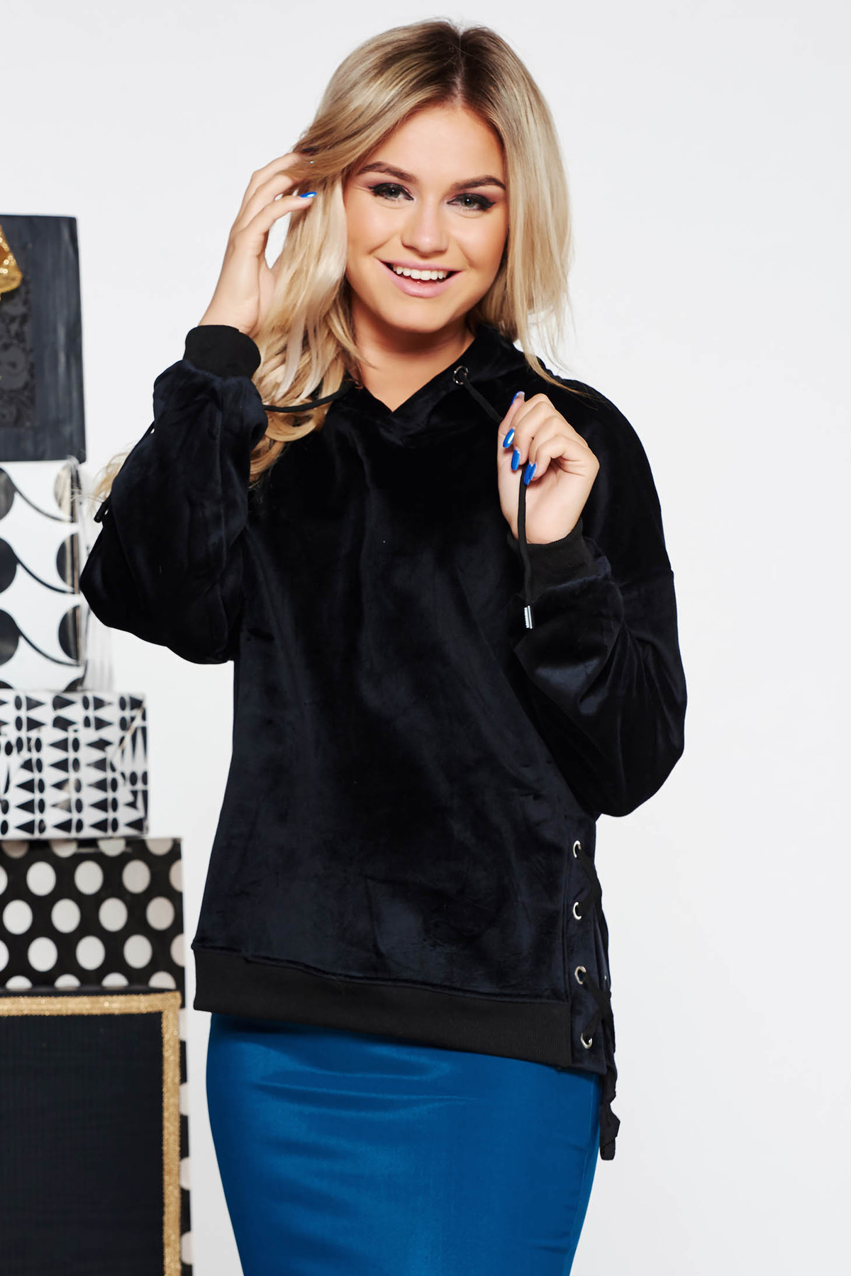 Hanorac SunShine negru casual cu croi larg din material catifelat cu gluga nedetasabila accesorizat cu snur