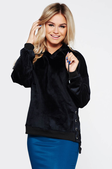Hanorac SunShine negru casual cu croi larg din material catifelat cu gluga nedetasabila accesorizat cu snur