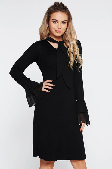 Rochie SunShine neagra de party cu un croi mulat din material tricotat cu maneci clopot si guler tip esarfa