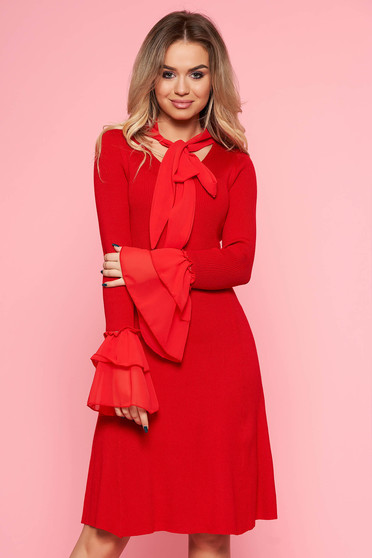 Rochie SunShine rosie de party cu un croi mulat din material tricotat cu maneci clopot si guler tip esarfa