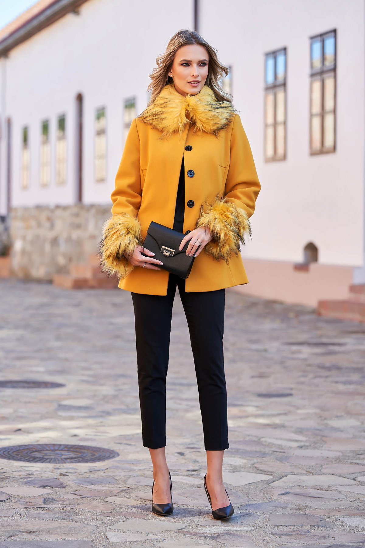 Palton LaDonna mustariu elegant scurt cu croi larg din lana captusit pe interior accesorizat cu cordon
