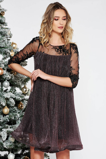 Rochie Artista rosa de ocazie cu croi larg din material subtire cu fir lame captusita pe interior cu maneci din dantela