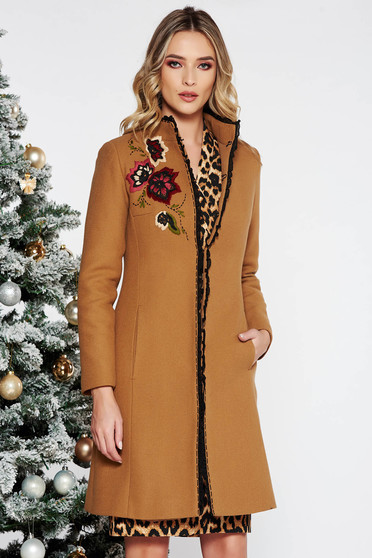 Palton LaDonna maro elegant brodat cu un croi cambrat din lana captusit pe interior cu buzunare