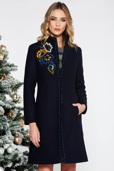 Palton LaDonna albastru-inchis elegant brodat cu un croi cambrat din lana captusit pe interior cu buzunare