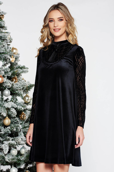Rochie LaDonna neagra de ocazie cu croi larg din catifea captusita pe interior accesorizata cu brosa