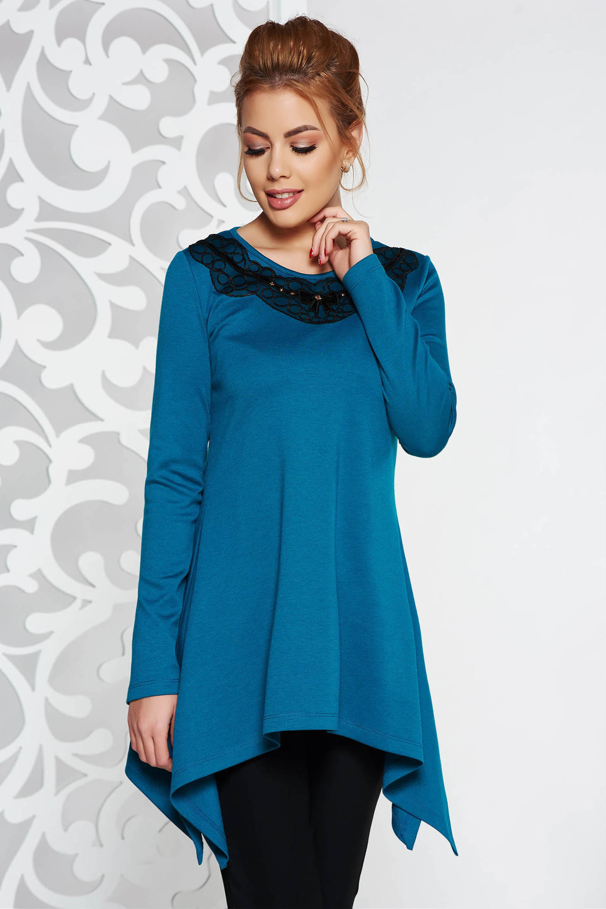 Bluza dama LaDonna turcoaz eleganta asimetrica cu croi larg din material usor elastic cu insertii de broderie