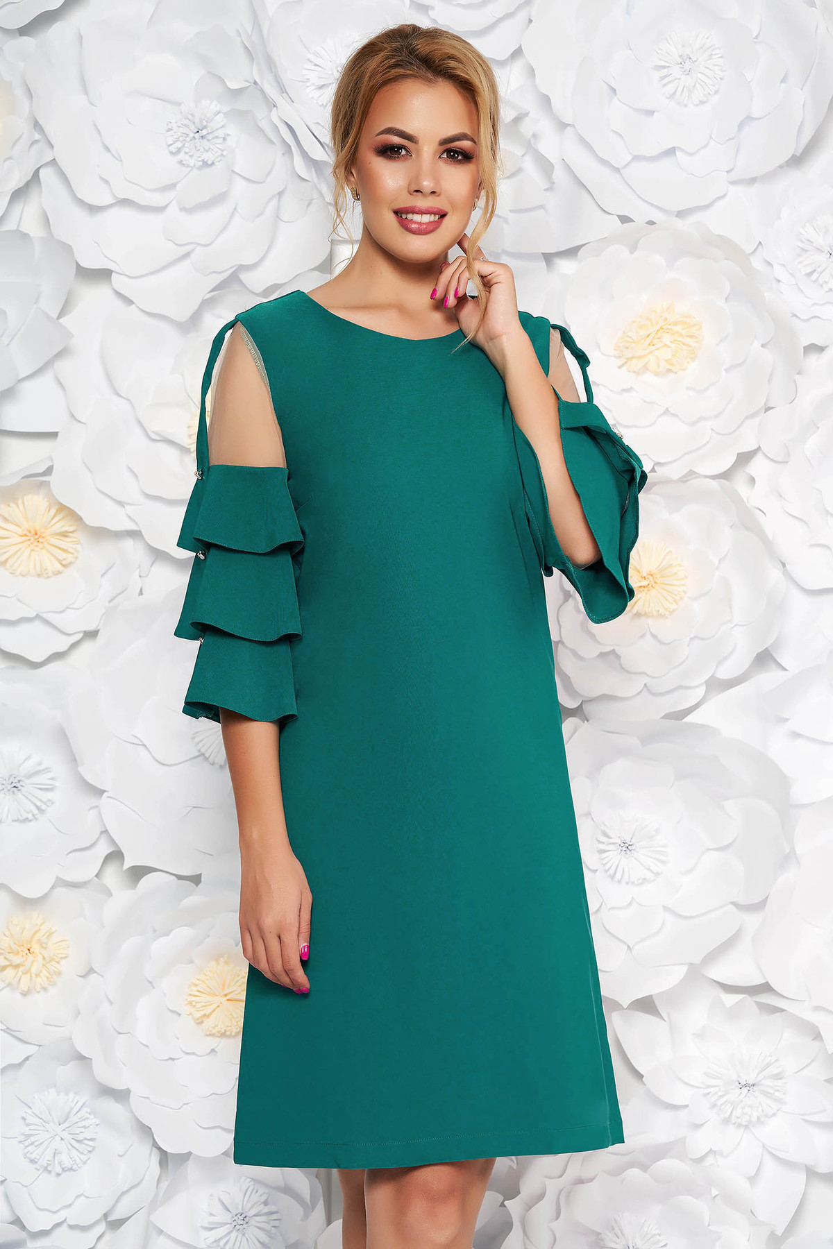 Rochie LaDonna Verde eleganta cu un croi drept din stofa usor elastica captusita pe interior cu aplicatii de tul