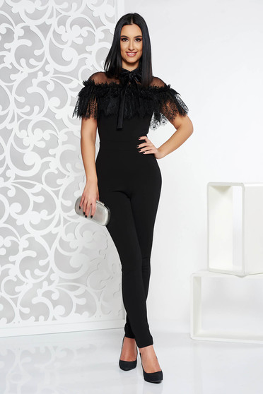 Salopeta PrettyGirl neagra de ocazie cu un croi mulat din stofa usor elastica cu aplicatii de dantela