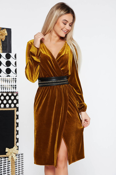Rochie StarShinerS mustarie de ocazie din catifea cu elastic in talie cu decolteu in v