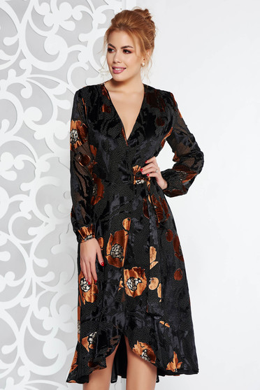 Rochie maro eleganta petrecuta din material catifelat captusita pe interior cu volanase la baza rochiei