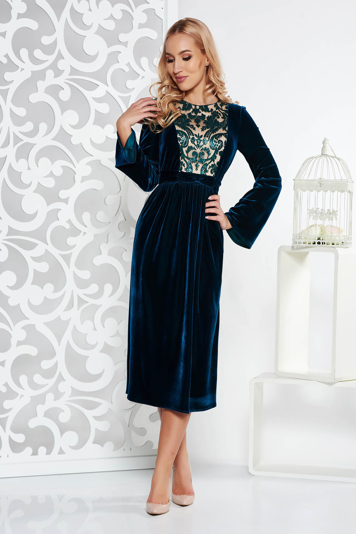 Rochie verde-inchis de ocazie midi in clos din catifea cu aplicatii cu paiete